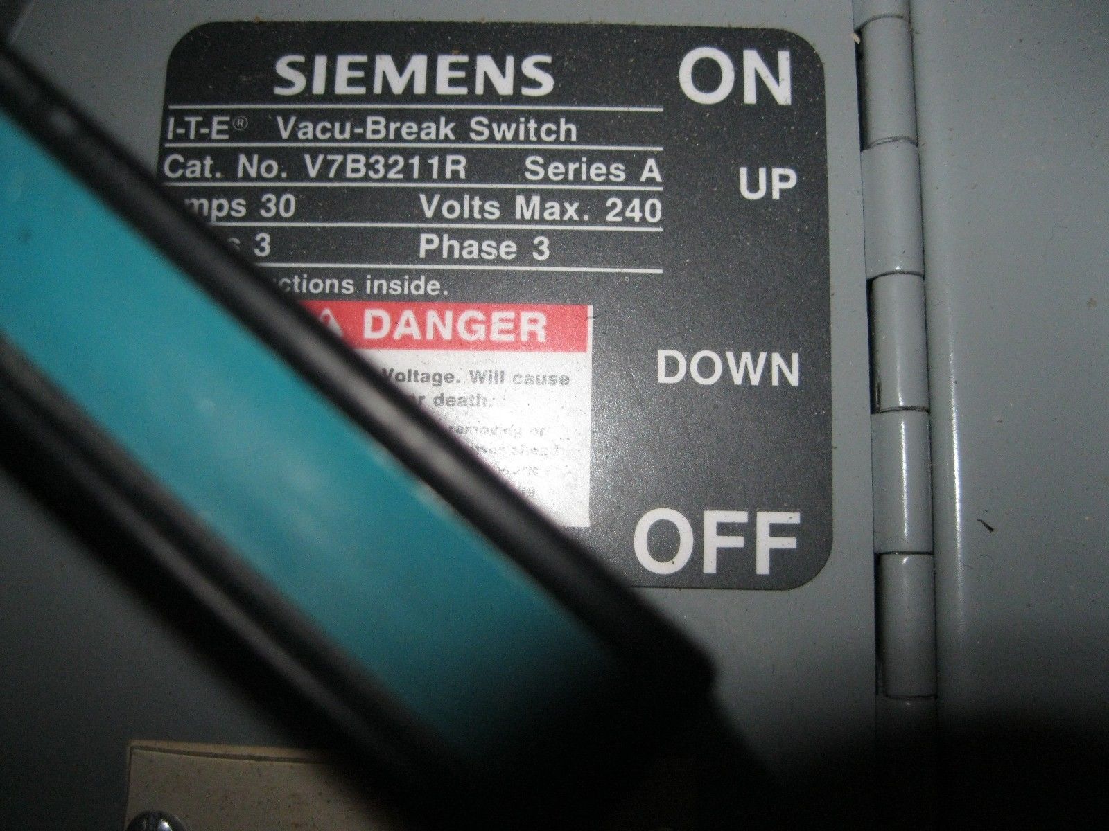Details about   ITE/Siemens V2B3211 30A TWIN 3P 240V Vacu-Break Panelboard Switch Reconditioned 